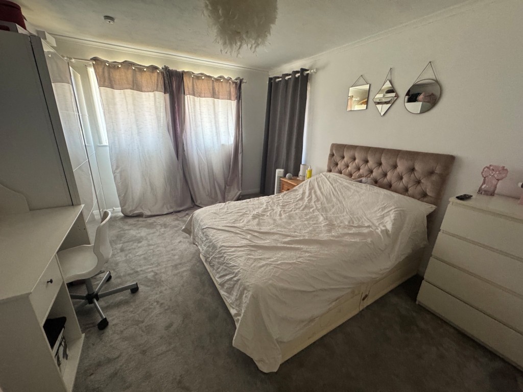 Lot: 167 - DETACHED FOUR-BEDROOM HOUSE - RESIDENTIAL INVESTMENT - Bedroom 3